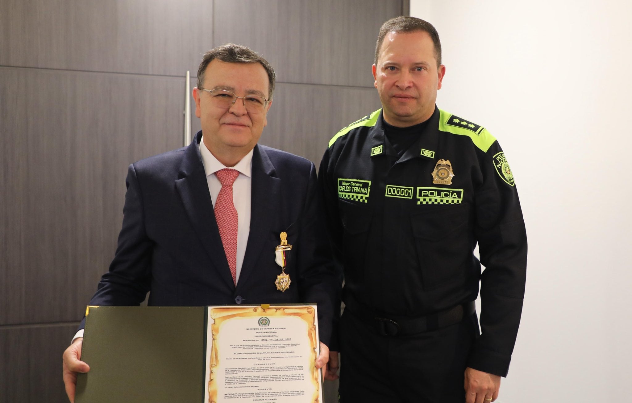 Alejandro Ramelli, director de la JEP, recibe condecoración de la Policía Nacional.