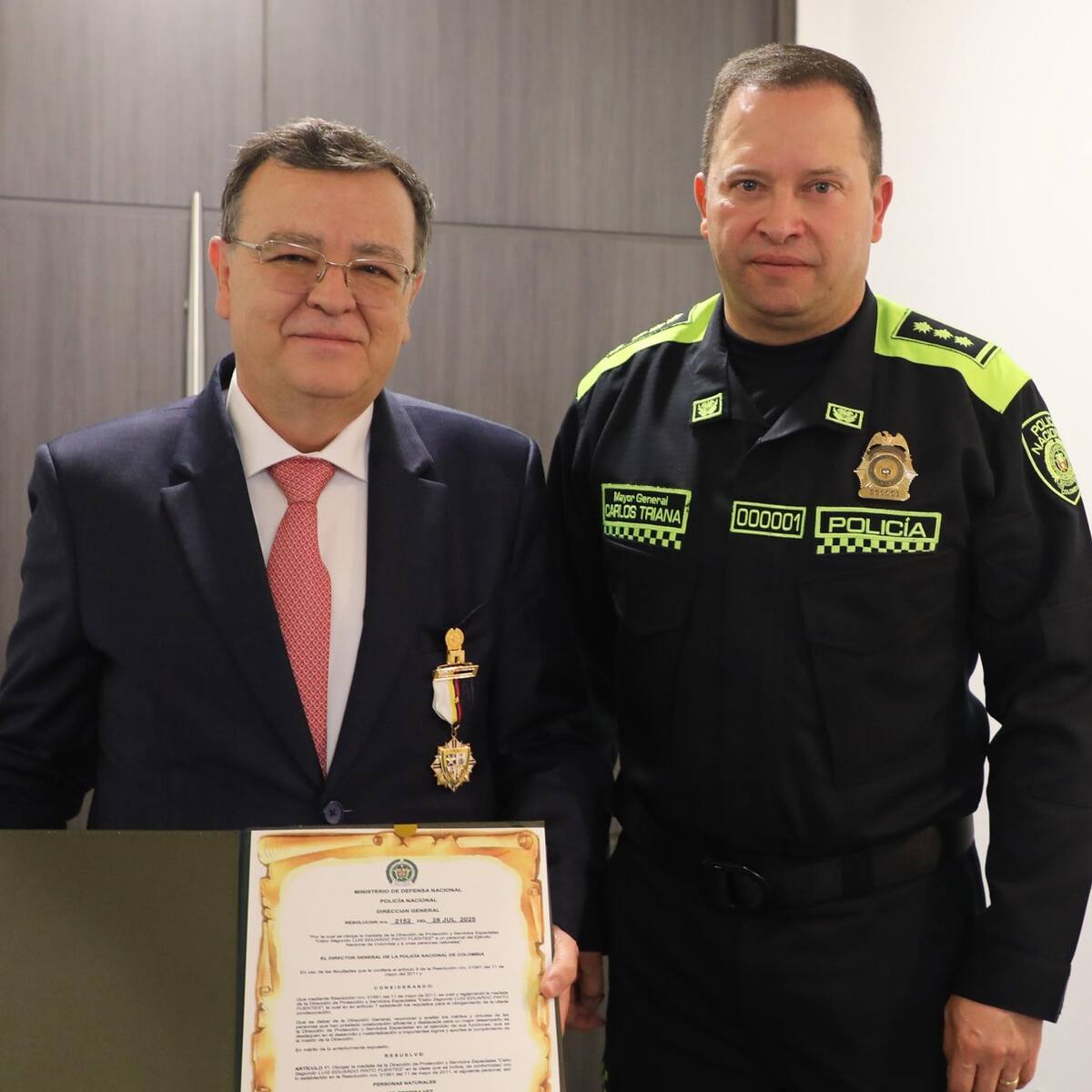 Policía Nacional condecora al presidente de la JEP con la máxima distinción de la DIPRO