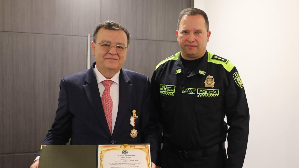 Policía Nacional condecora al presidente de la JEP con la máxima distinción de la DIPRO