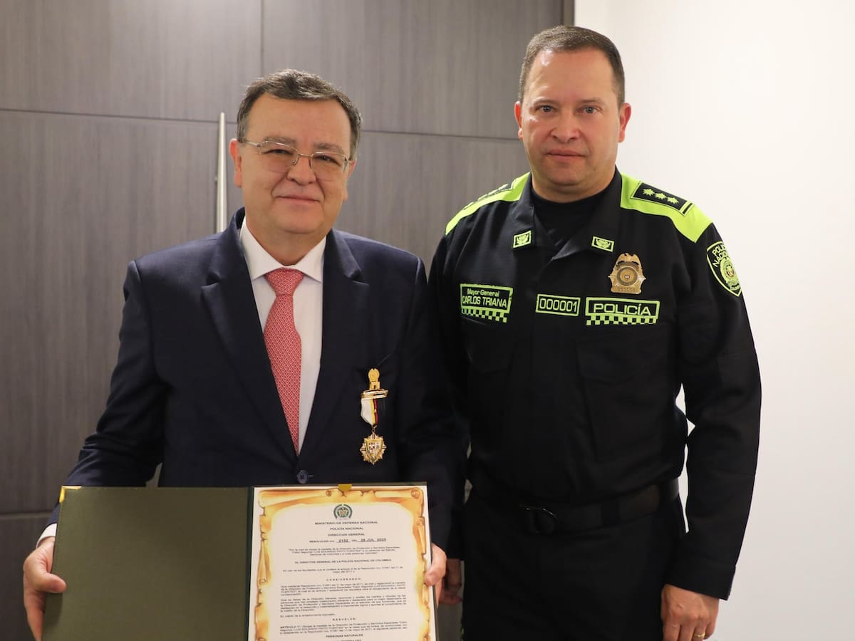 Policía Nacional condecora al presidente de la JEP con la máxima distinción de la DIPRO