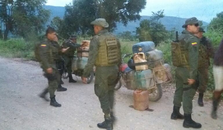 Oficiales de la POLFA en las trochas donde traen la gasolina de Venezuela