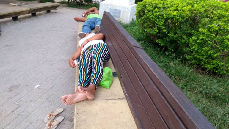Venezolanos pasan la noche en las bancas de las plazas de Barranquilla
