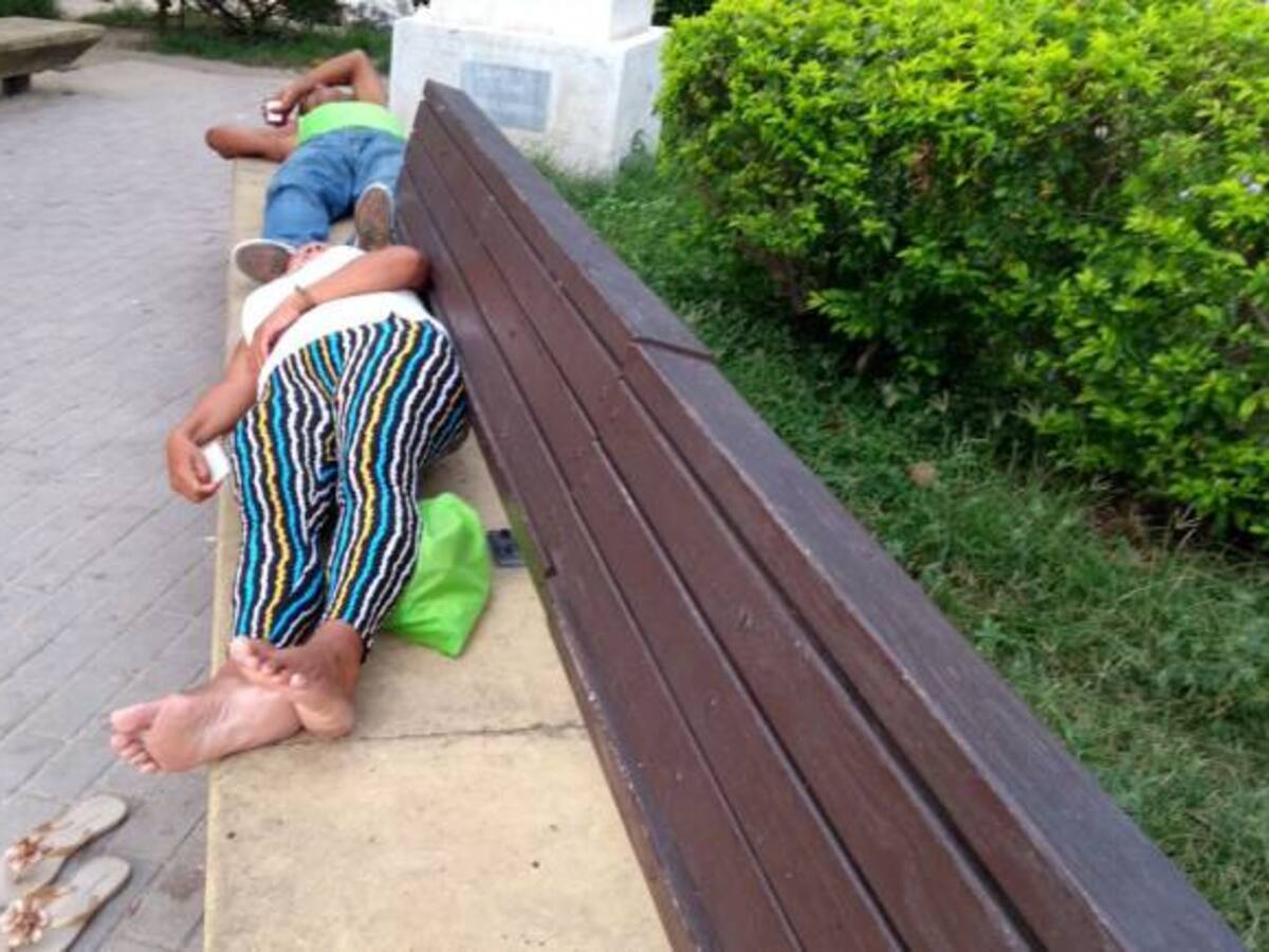 Venezolanos duermen en plazas de Barranquilla