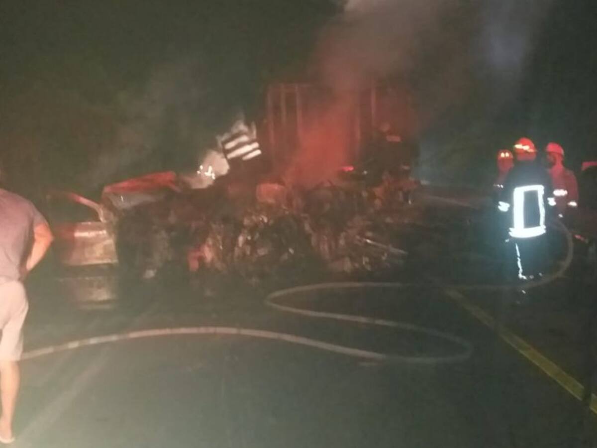 Tres heridos al chocar camión con dos vehículos en la vía Ciénaga