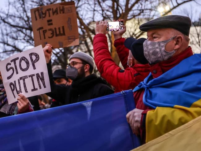 Manifestaciones en rechazo a la avanzada militar rusa hacia Ucrania.       Foto: Getty 