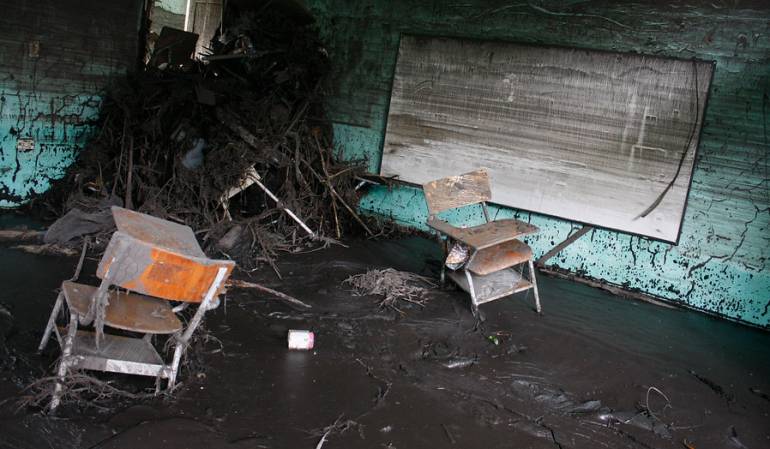 Imagen de archivo de una escuela en Utica después de la avalancha de 2011.