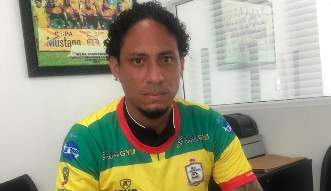 Juan Pablo Pino firma su contrato como jugador del Real Cartagena.