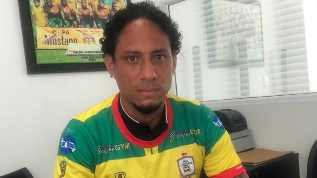 Juan Pablo Pino firma su contrato como jugador del Real Cartagena.