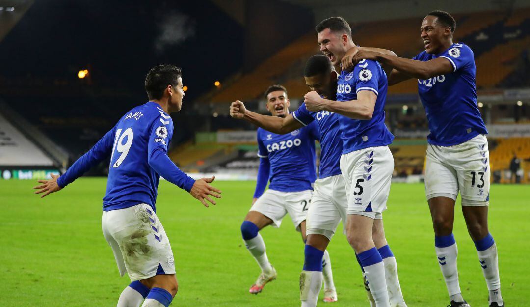 James Rodríguez y Yerry Mina en el segundo gol del Everton FC en el triunfo ante Wolverhampton en la Premier League.