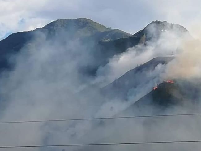 Bomberos tratan de apagar un incendio de grandes proporciones en Palmitas
