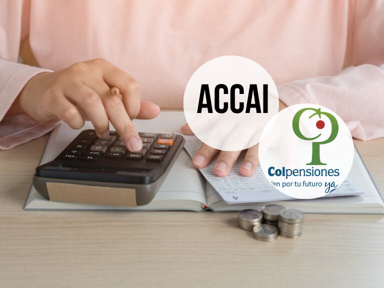 Persona haciendo cuentas con su calculadora / ACCAI y Colpensiones (Getty Images)
