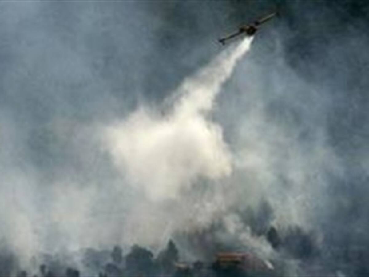 Los fuertes vientos dificultan la extinción del fuego que se propaga por varios regiones España