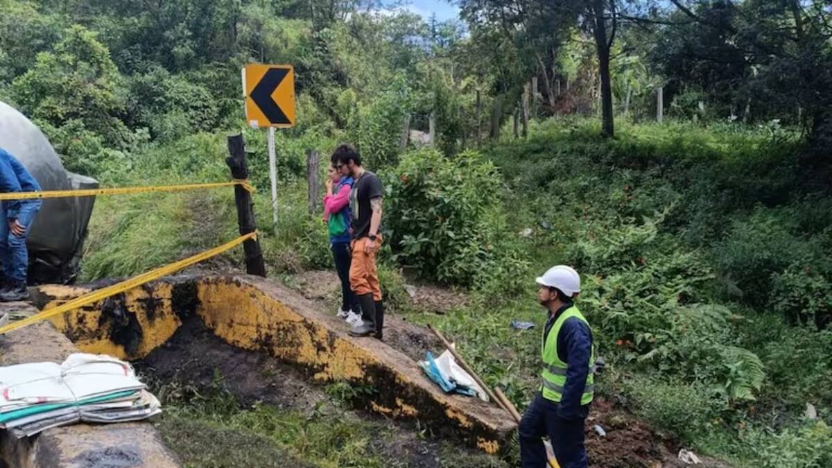 Limpieza del río Suárez por derrame de ACPM durará un mes