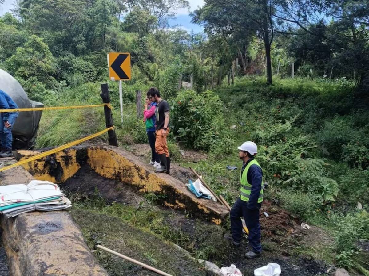 Limpieza del río Suárez por derrame de ACPM durará un mes