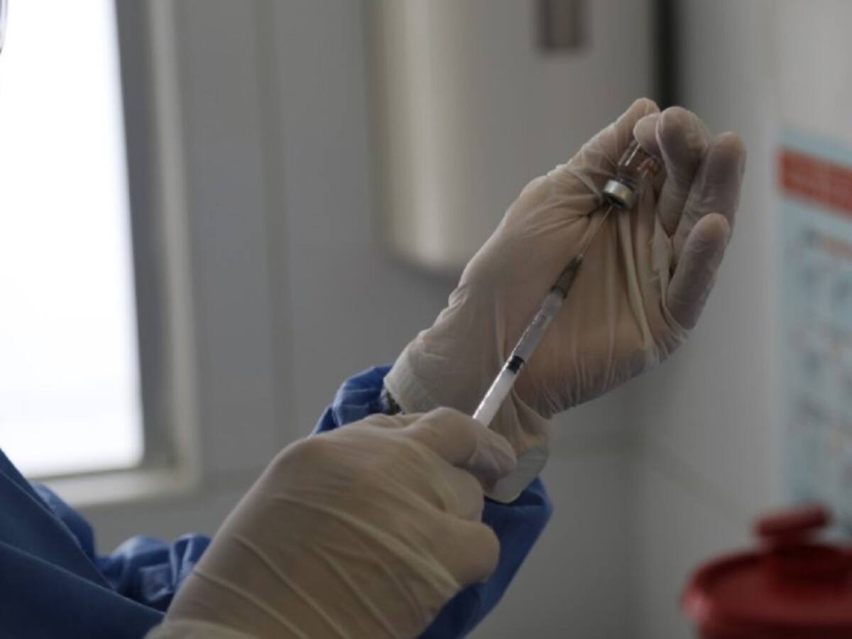 Sí hay vacunas de primera dosis, pero para personal de la salud en Medellín