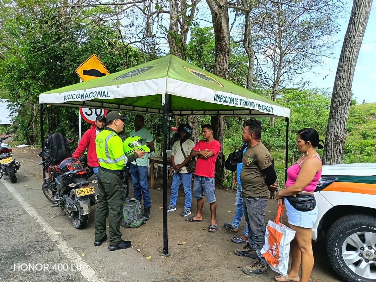 Policía realiza jornada de prevención vial en la vía a Clemencia