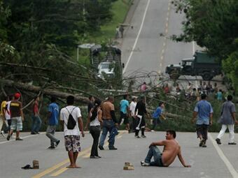 Foto: Efe. Indígenas y campesinos bloquean la vía Panamericana en varios puntos del Cauca.