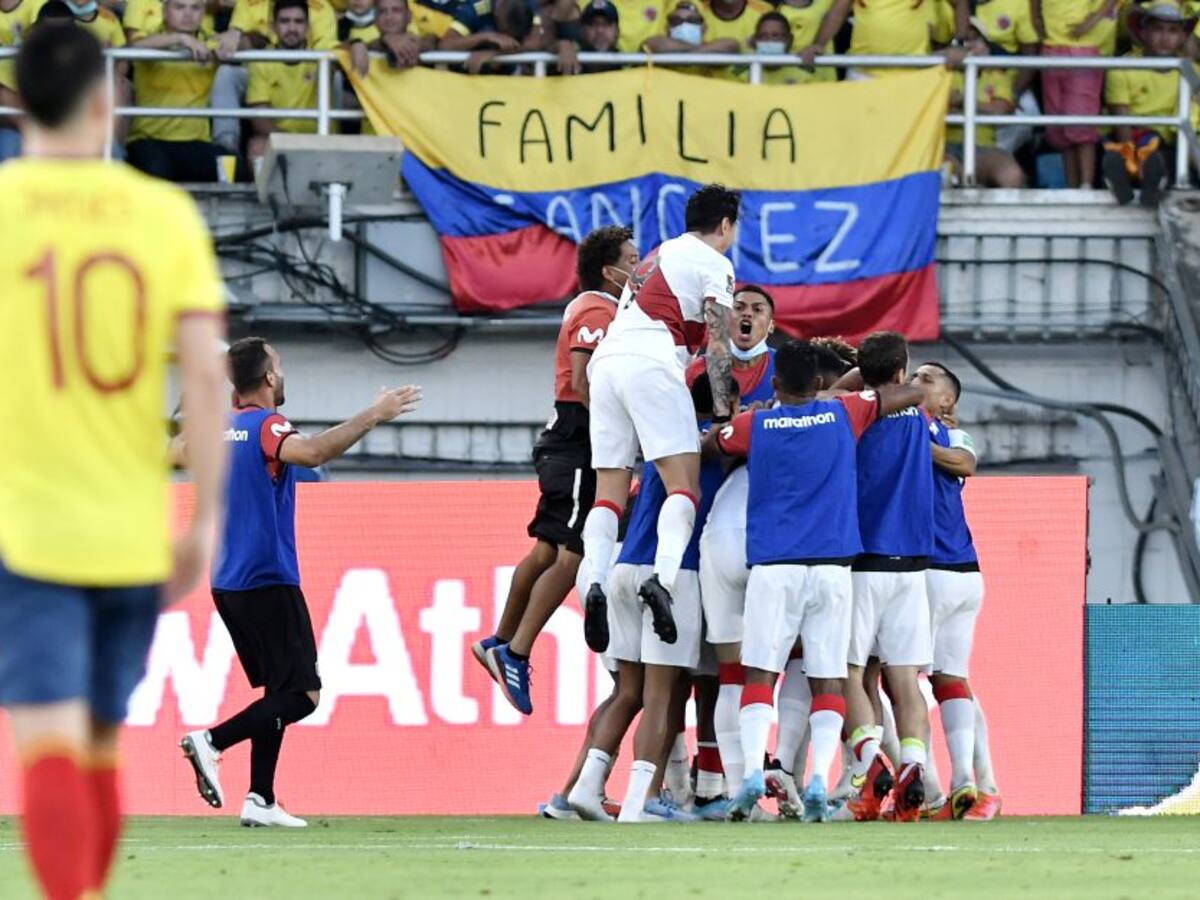 Una llegada le bastó a Perú para derrotar a Colombia y dejarlo al límite
