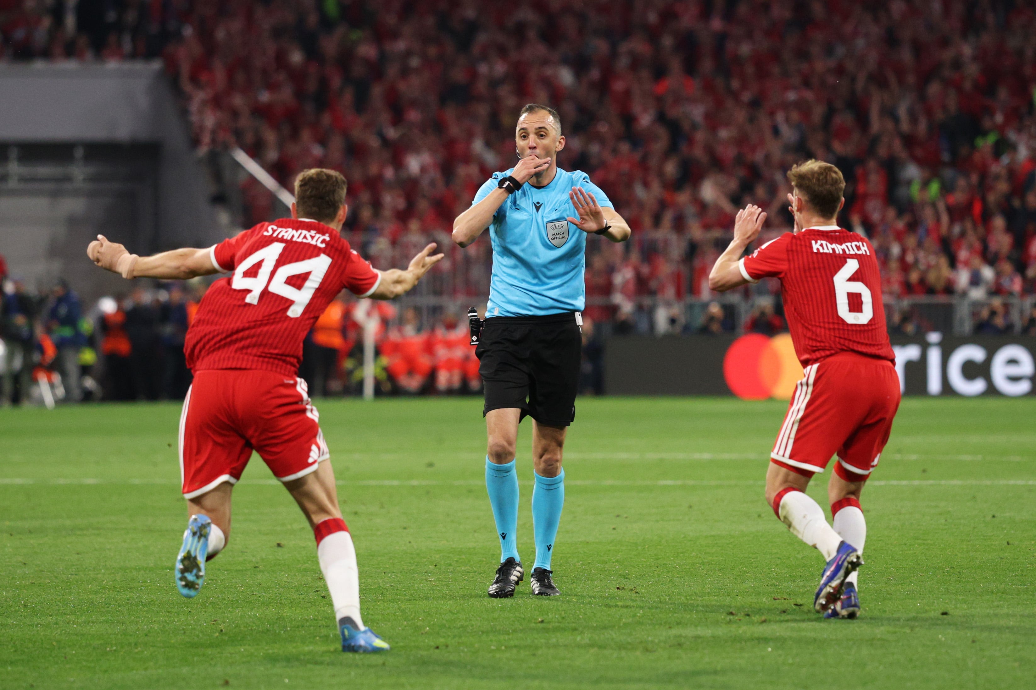 MUNICH, GERMANY - MAY 06: Josip Stanisic and Joshua Kimmich of FC Bayern Munich react towards Referee Joao Pinheiro as they appeal for a penalty during the UEFA Champions League 2025/26 Semi Final Second Leg match between FC Bayern München and Paris Saint-Germain at Football Arena Munich on May 06, 2026 in Munich, Germany. (Photo by Adam Pretty/Getty Images)