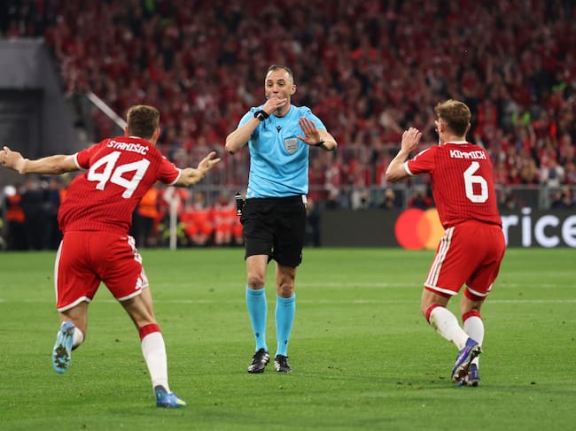 MUNICH, GERMANY - MAY 06: Josip Stanisic and Joshua Kimmich of FC Bayern Munich react towards Referee Joao Pinheiro as they appeal for a penalty during the UEFA Champions League 2025/26 Semi Final Second Leg match between FC Bayern München and Paris Saint-Germain at Football Arena Munich on May 06, 2026 in Munich, Germany. (Photo by Adam Pretty/Getty Images)