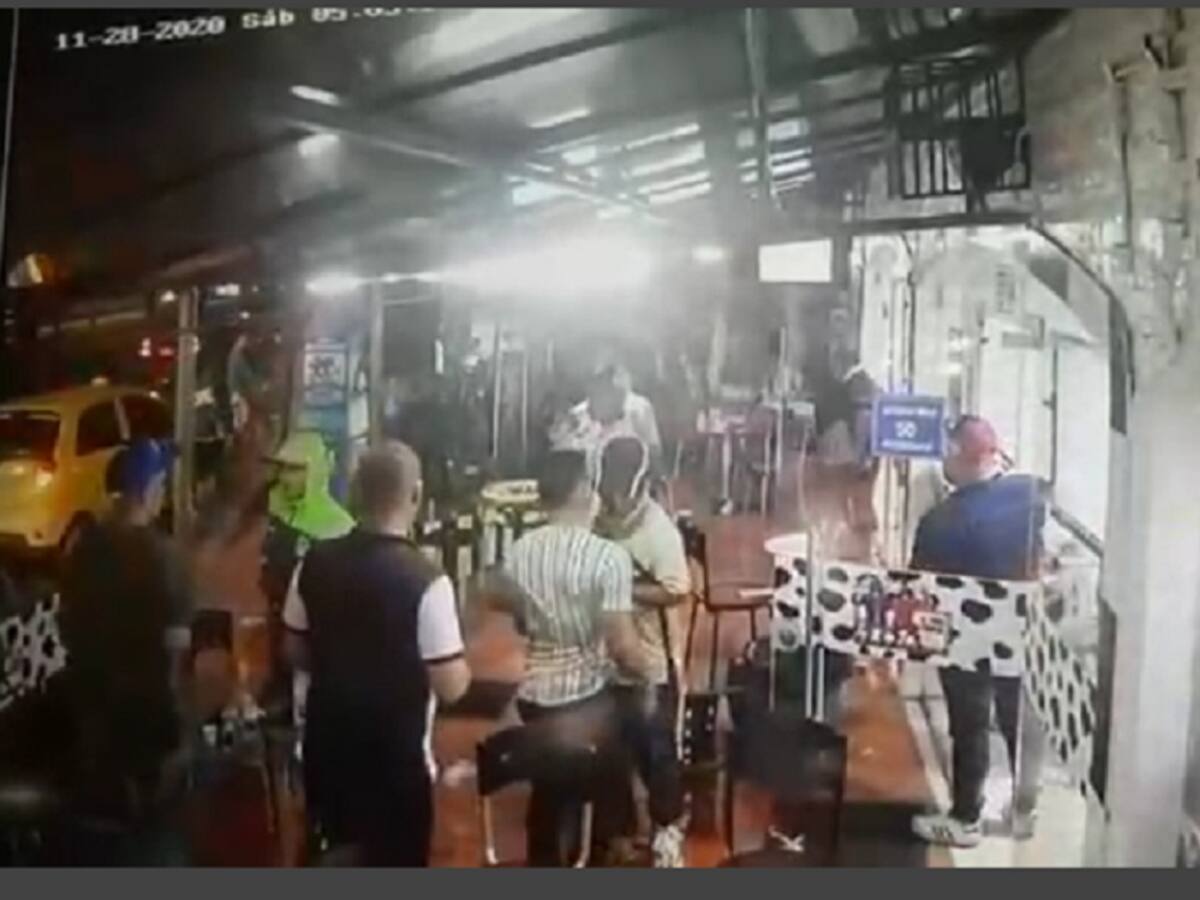 Delincuentes con cuchillos y machetes asaltan establecimiento en el Malecón
