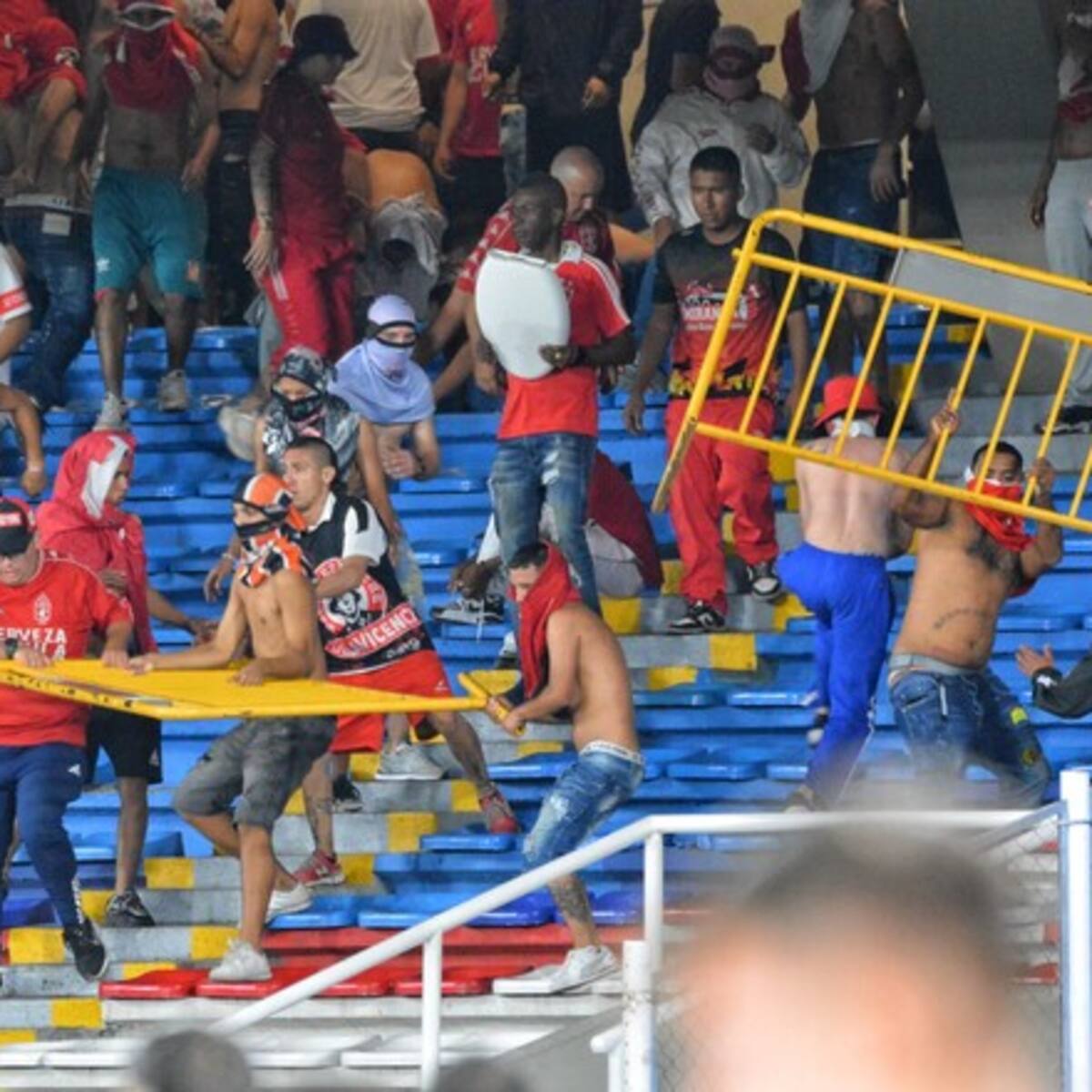 Video: Hinchas del América se enfrentaron entre ellos mismos en plena final de la Copa