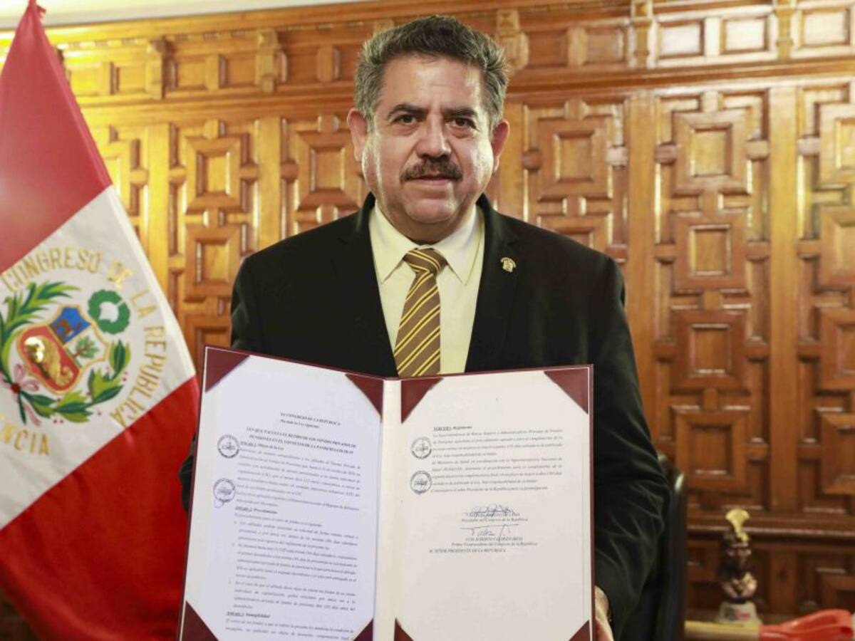 Merino anuncia su dimisión de la presidencia de Perú
