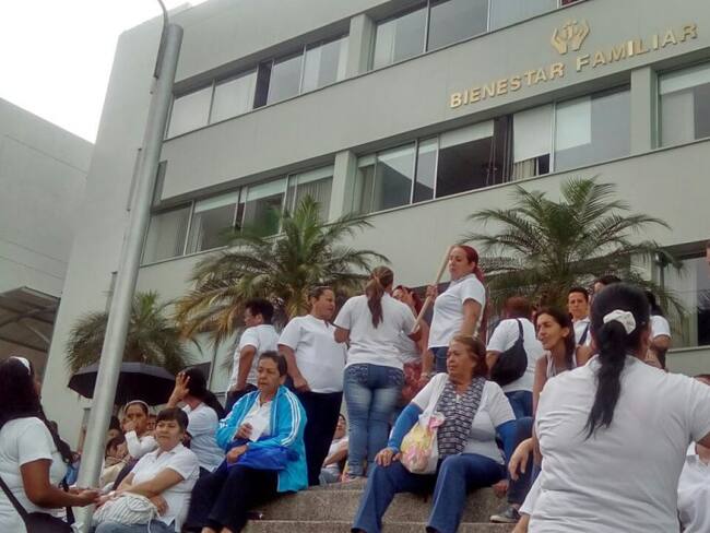 Con camisetas blancas las madres comunitarias del Quindío protestaron