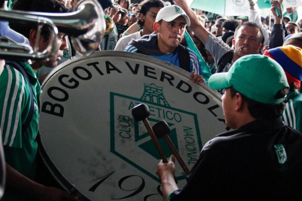Atlético Nacional tiene apoyo masivo de los hinchas de Nacional en Bogotá y a pesar de que no pueden estar en El Campín, sí acompañan al equipo en la disputa de su duodécima estrella.