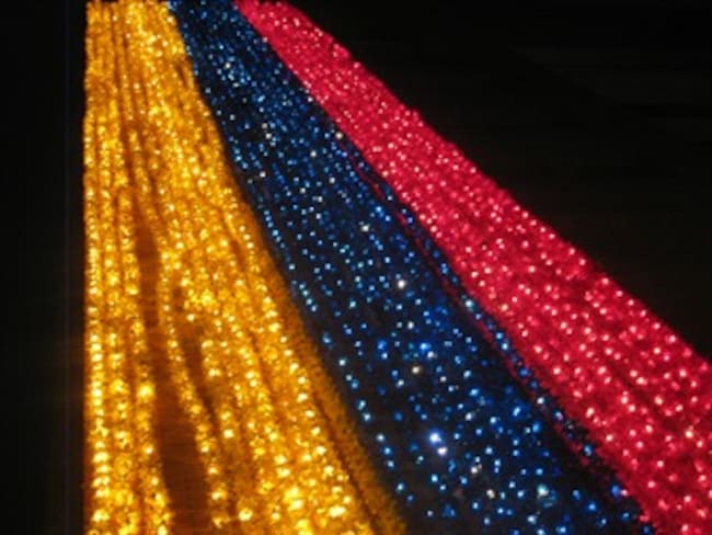 La bandera más grande del mundo, con botellas recicladas, construida en Colombia