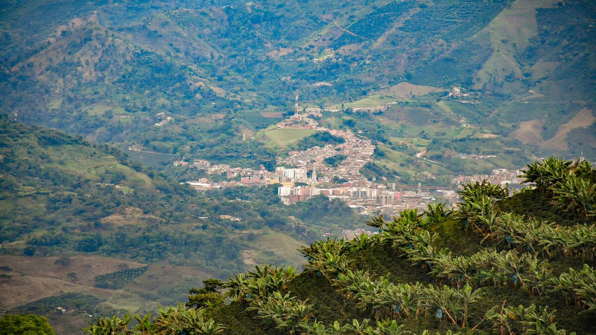 Autoridades investigan ataque armado en Andes que dejó un policía muerto y otro herido