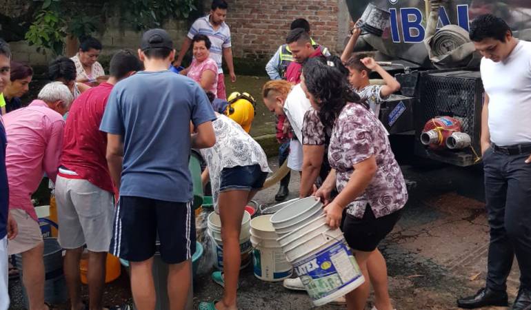 Carrotanque abasteciendo a la comunidad de Ibagué