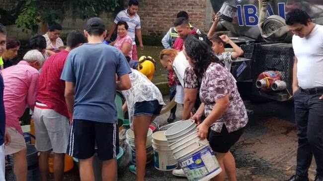 Carrotanque abasteciendo a la comunidad de Ibagué
