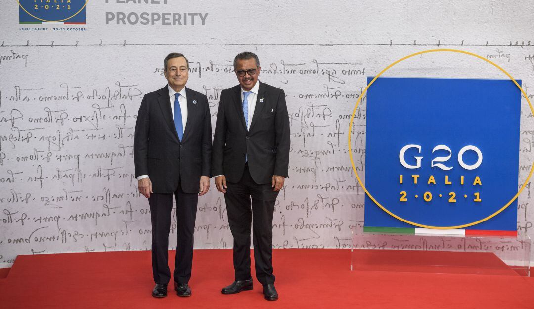 El primer ministro italiano, Mario Draghi, y el director de la Organización Mundia de la Salud, Tedros Adhanom, en la cumbre del G20.