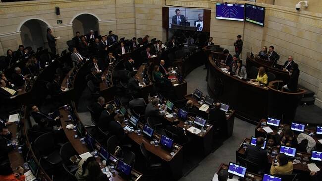 Si los congresistas aprueban la iniciativa se pondrá fin a los casos en los que servidores procesados por corrupción se mantienen en la nómina del Estado. Foto: Colprensa