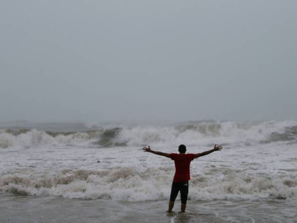 José, de categoría 4, continúa debilitándose en su avance por las Antillas