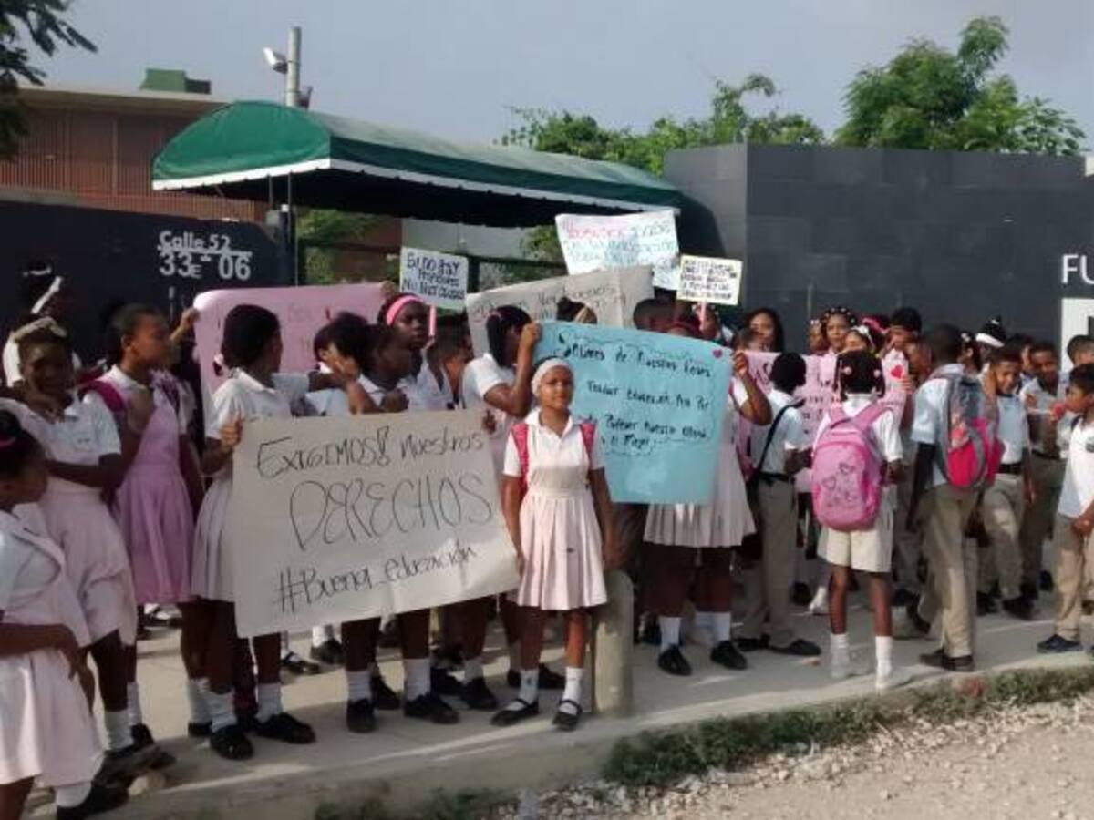 Protestan por falta de docentes en colegio de la fundación de Shakira en Cartagena