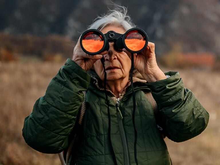 Adulto mayor de vacaciones // Foto de referencia: GettyImages