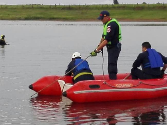Bomberos buscan a dos niños que cayeron al lago de El Muña