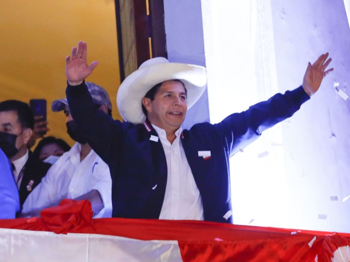 Con acompañantes de la región, Pedro Castillo asume como presidente de Perú