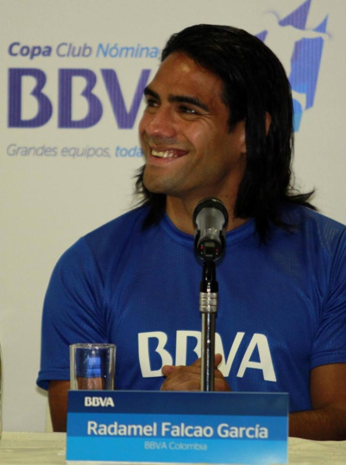 El delantero colombiano renovó su contrato como imagen del BBVA y presentó el torneo de fútbol empresarial.