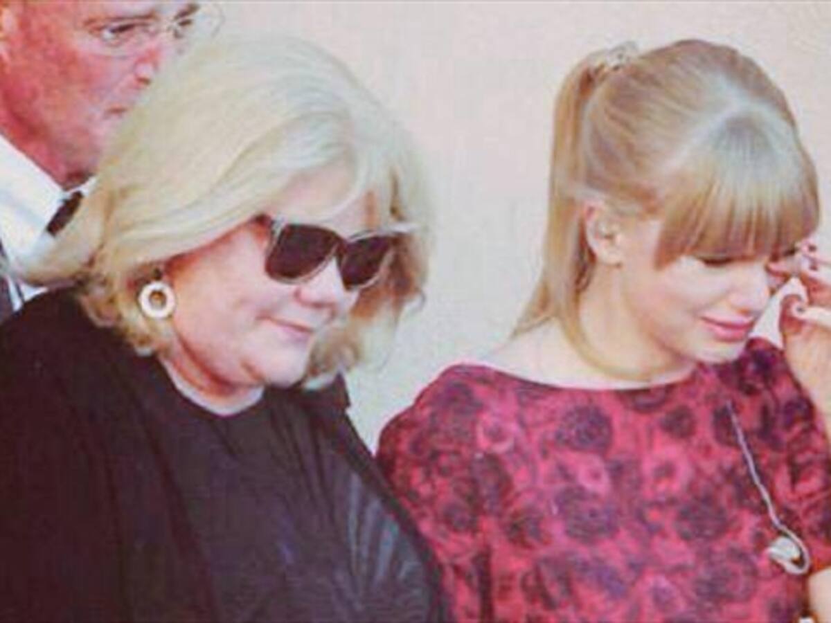 #PrayForMamaSwift: seguidores de Taylor Swift oran por la salud de su mamá