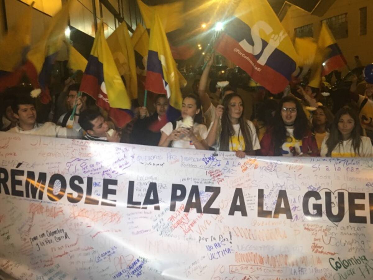 Promotores de Sí al plebiscito protestan afuera de cumbre uribista