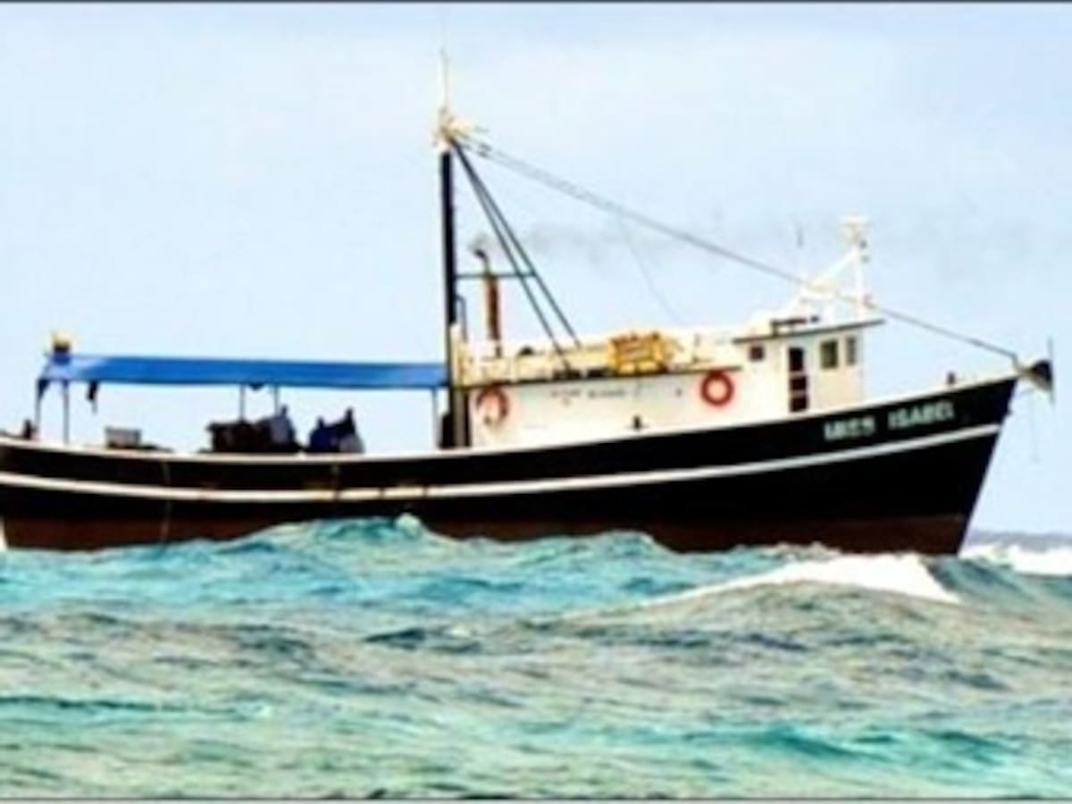Encalla embarcación entre arrecifes en San Andrés
