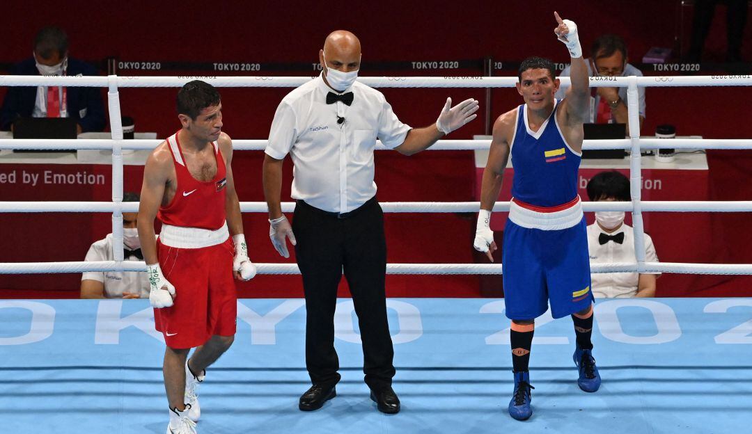 Ceiber Avila como ganador en su pelea ante Mohammad Alwadi en los Juegos Olímpicos de Tokio 