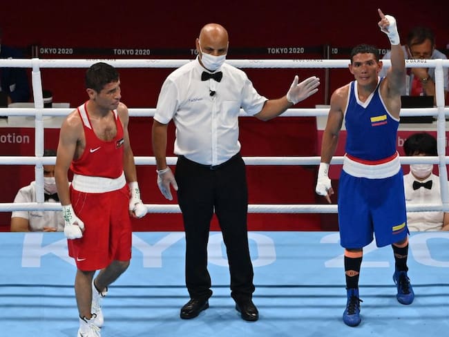 Ceiber Avila como ganador en su pelea ante Mohammad Alwadi en los Juegos Olímpicos de Tokio 