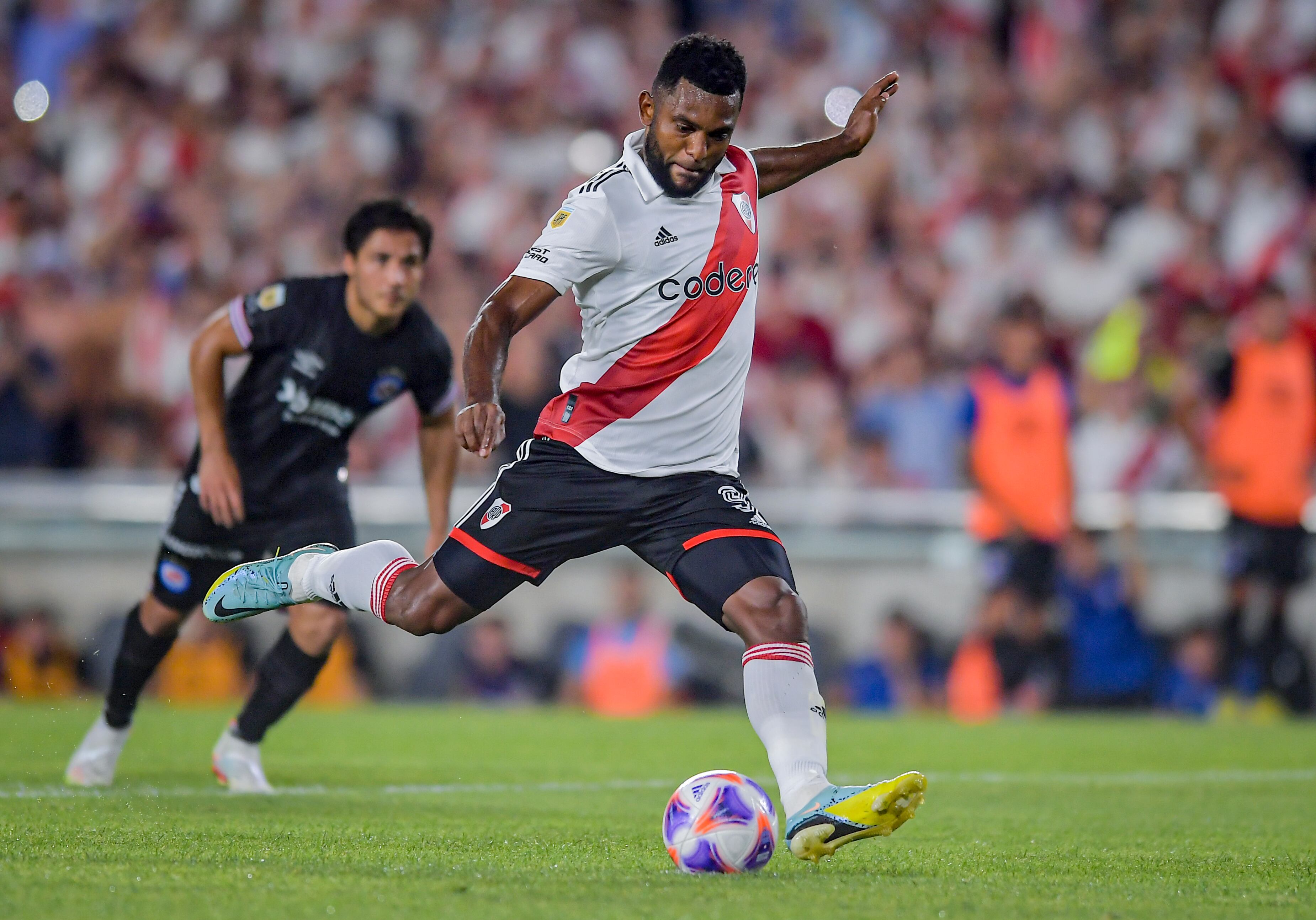Miguel Ángel Borja anotó en la victoria de River Plate. (Photo by Marcelo Endelli/Getty Images)