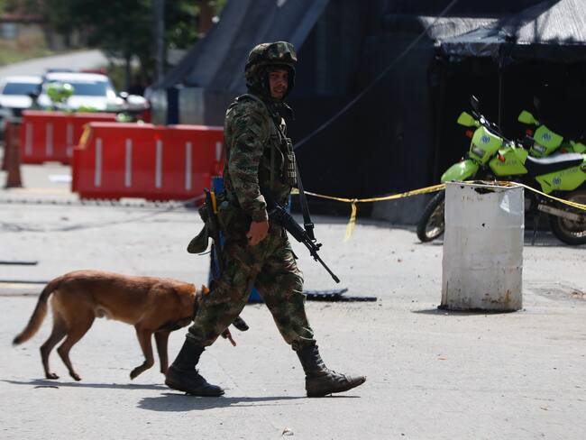 AME4894. JAMUNDÍ (COLOMBIA), 05/04/2024.- Soldados prestan seguridad este viernes en la estación de policía que fue atacada con explosivos y ráfagas de fusil en la madrugada, en el corregimiento de Robles del municipio de Jamundí, (Colombia). Un ataque con granada a una estación de Policía de una zona rural del municipio colombiano de Jamundí, en el departamento del Valle del Cauca (suroeste), achacado por las autoridades a las disidencias de las FARC se suma a otro ataque a un cantón militar en la ciudad de Cali en las últimas 24 horas en una nueva escalada de violencia. &quot;Es un hecho lamentable el hostigamiento que sucedió hoy en la mañana en la subestación (de Policía) del corregimiento de Los Robes&quot;, expresó la alcaldesa de Jamundí, Paola Castillo, quien agregó que se han desplazado hasta el lugar tropas del Ejército y se celebrará un Consejo de Seguridad para evaluar la situación. EFE/Ernesto Guzmán
