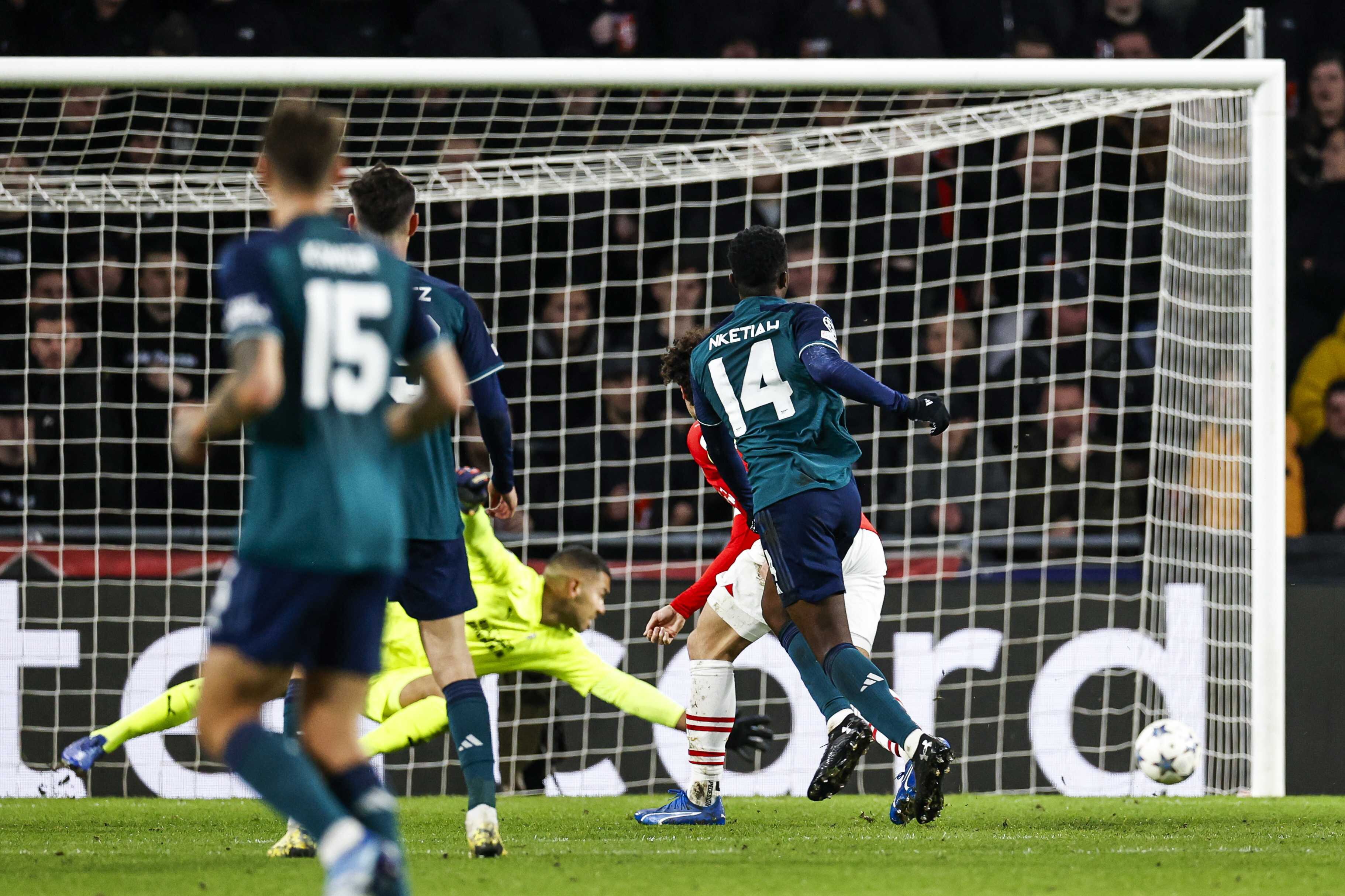 Eindhoven (Netherlands), 12/12/2023.- Eddie Nketiah of Arsenal FC scores the 0-1 during the UEFA Champions League group B match between PSV Eindhoven and Arsenal FC at the Phillips stadium in Eindhoven, Netherlands, 12 December 2023. (Liga de Campeones, Países Bajos; Holanda) EFE/EPA/MAURICE VAN STEEN