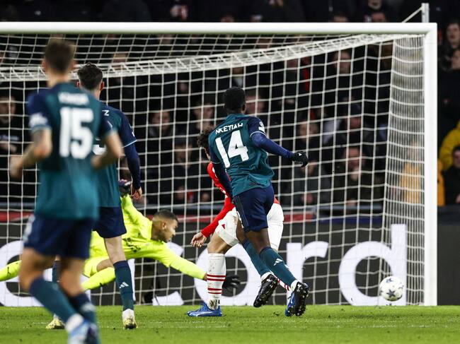 Eindhoven (Netherlands), 12/12/2023.- Eddie Nketiah of Arsenal FC scores the 0-1 during the UEFA Champions League group B match between PSV Eindhoven and Arsenal FC at the Phillips stadium in Eindhoven, Netherlands, 12 December 2023. (Liga de Campeones, Países Bajos; Holanda) EFE/EPA/MAURICE VAN STEEN